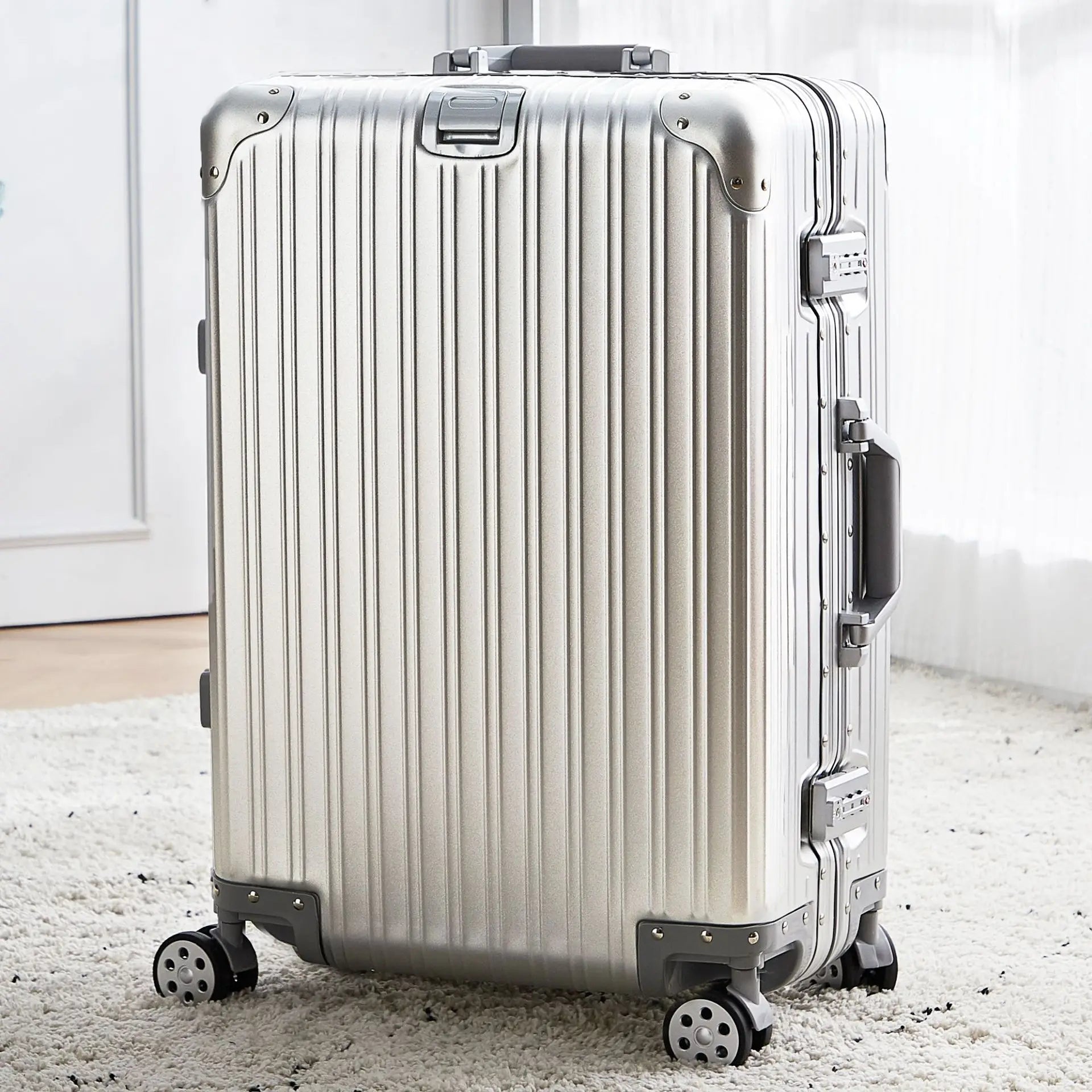 Azor The Alloy Collection — aluminium-magnesium suitcase with organiser set